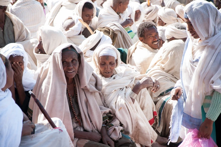 Etiópiában hagyományos fehér ruhát viselnek karácsonykor.
