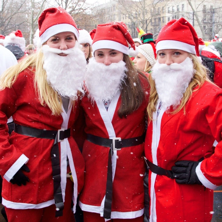 Az Egyesült Államokban több ezer ember öltözik be Télapónak a SantaConon.